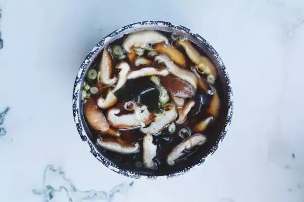 Hét shiitake miso soep recept en de voordelen van deze paddenstoel